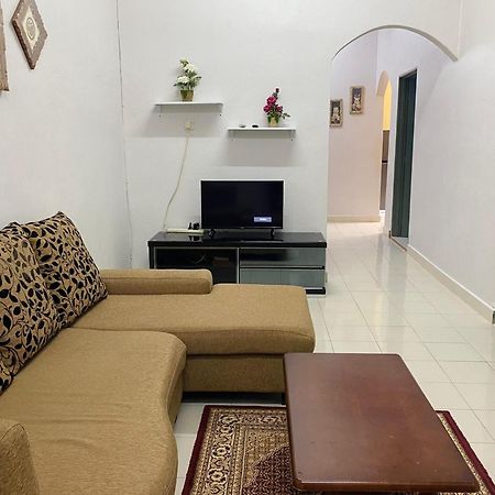 Desa Kemboja Homestay Пантай Ченанг Екстериор снимка